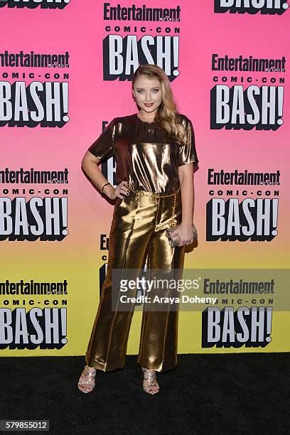 1,112 Elisabeth Harnois Photos & High